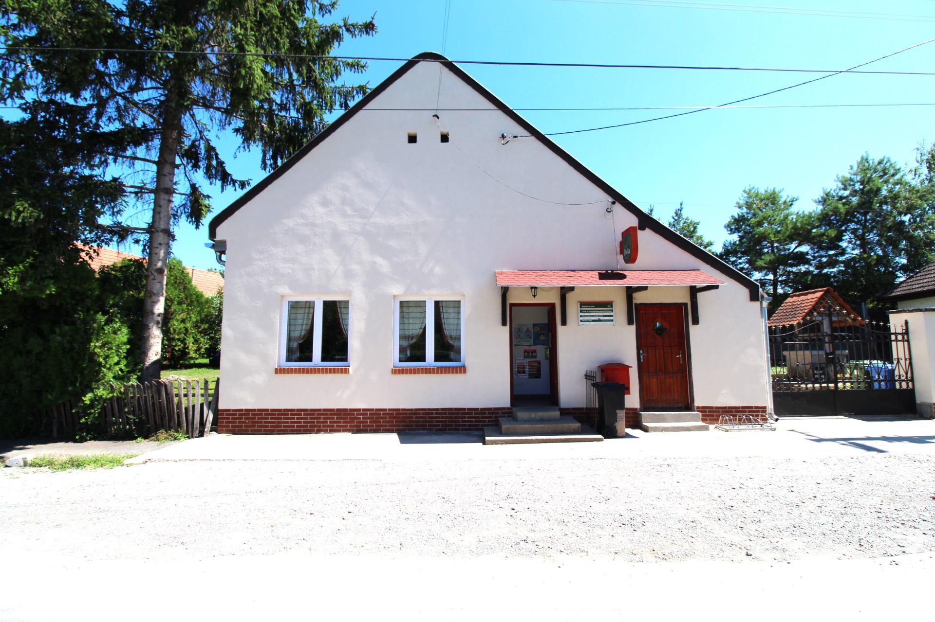 Nagykozárban pékség üzlethelyiséggel, irodákkal