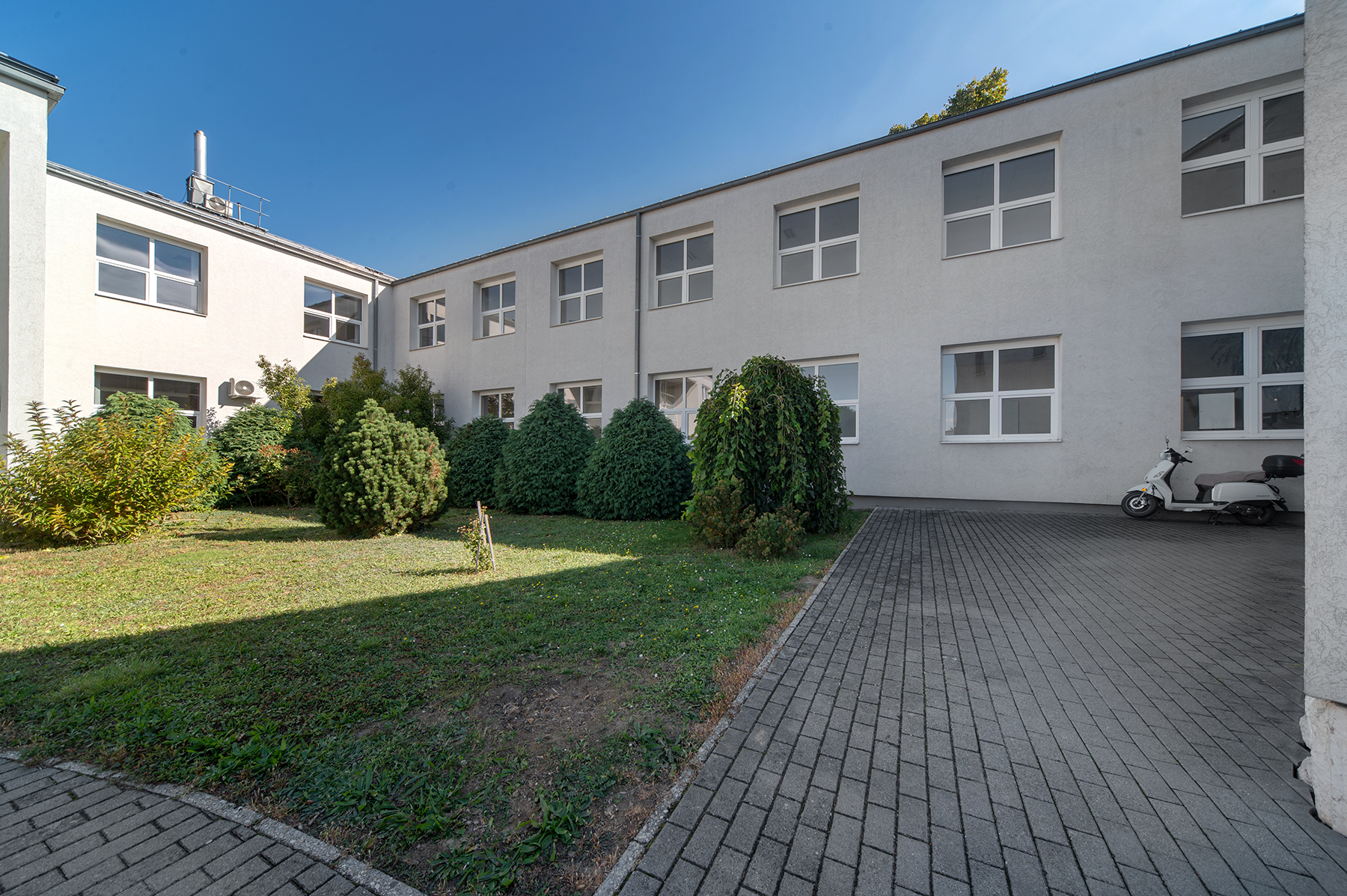 Pécsi 1269 m2-es, korszerű irodakomplexum 42 db parkolóval