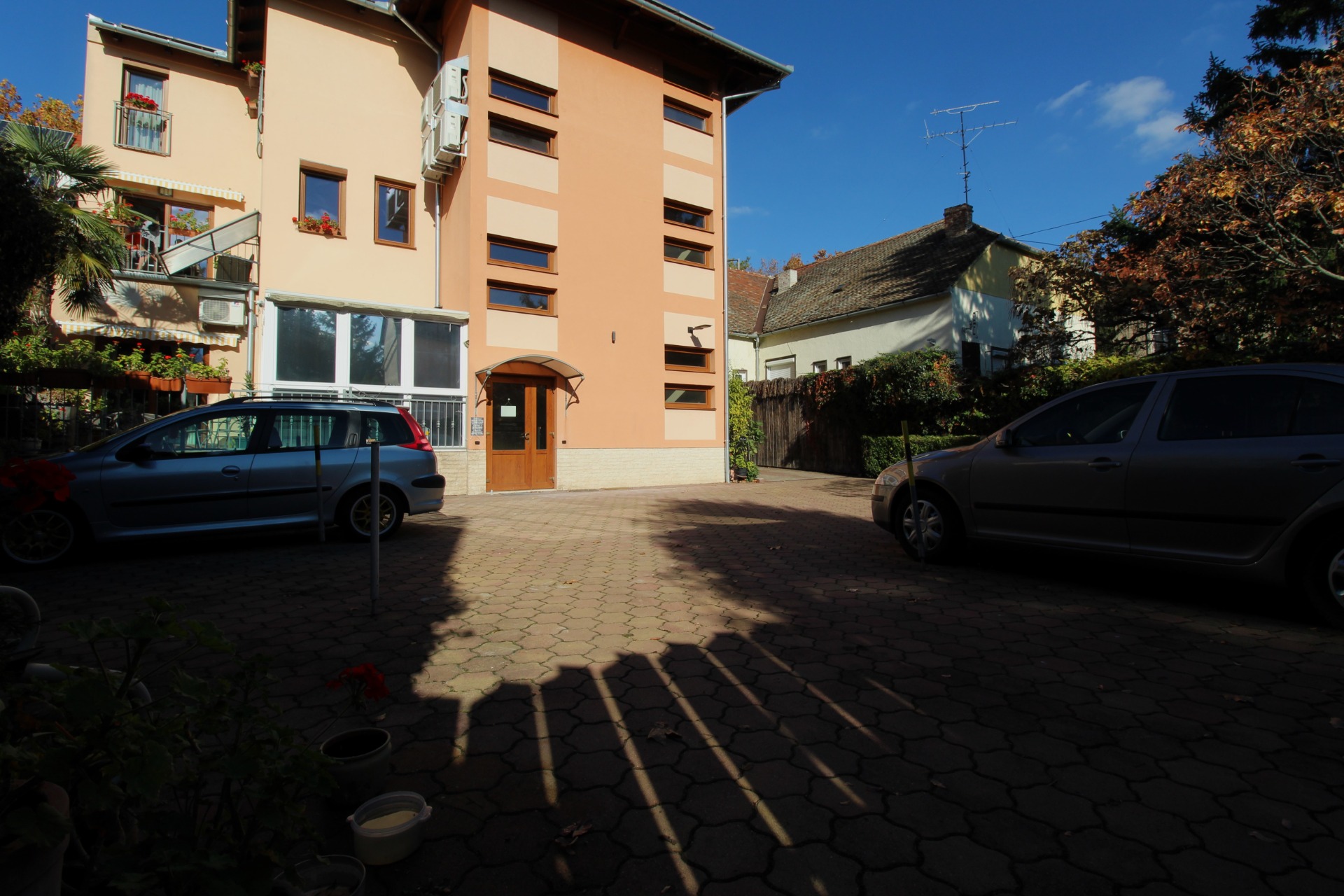 Pécs-belvárosi, 585 m2-es, 9 lakásos ingatlankomplexum, 8 db parkolóval