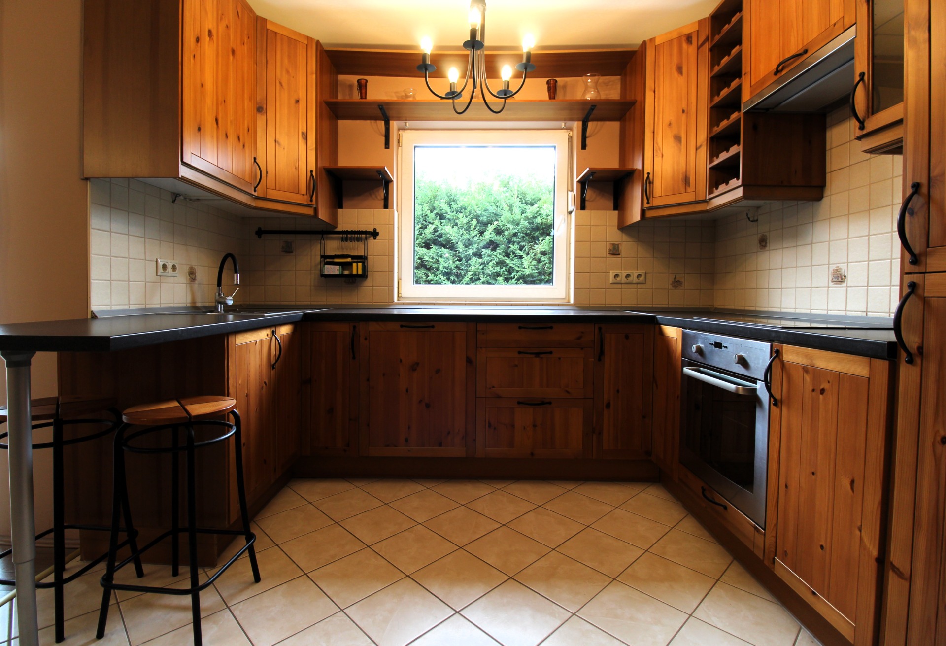 Kozármislenyi, nappali+2 hálós, kertkapcsolatos téglalakás, parkolóval