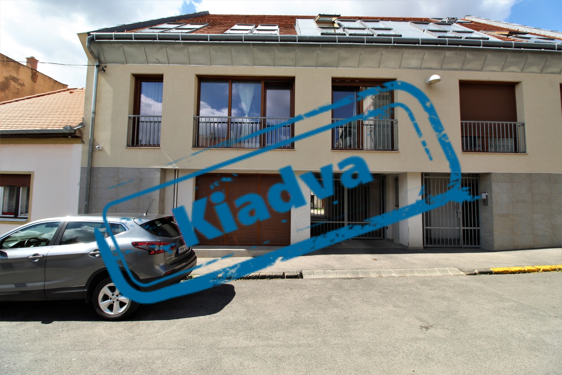 (KIADVA) Pécs-egyetemvárosi, 42 m2-es, utcafronti üzlethelyiség parkolóval