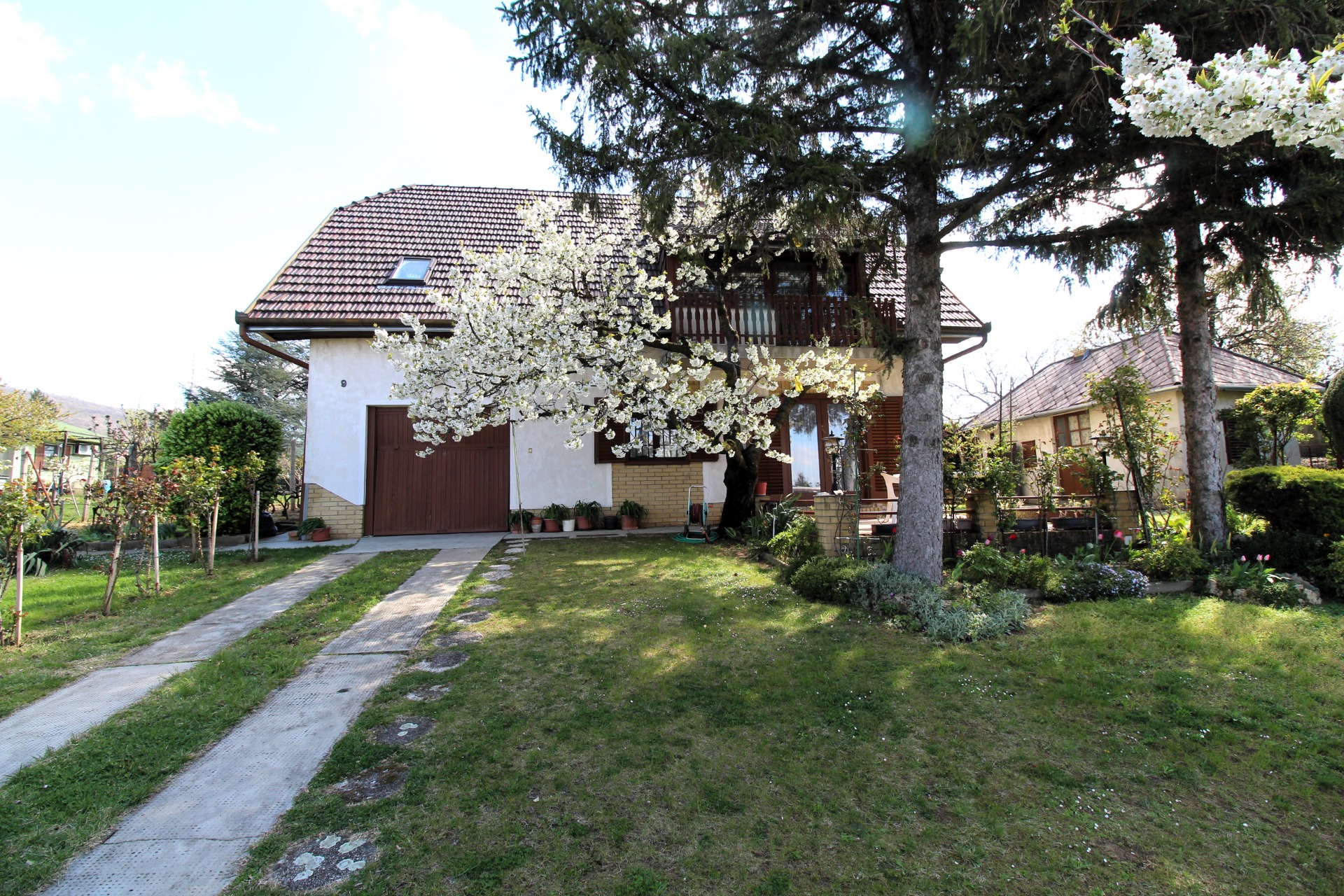 Pécs-donátusi, 160 m2-es, nappali+3 hálószobás családi ház, 18 m2-es garázzsal, 1322 m2-es telken